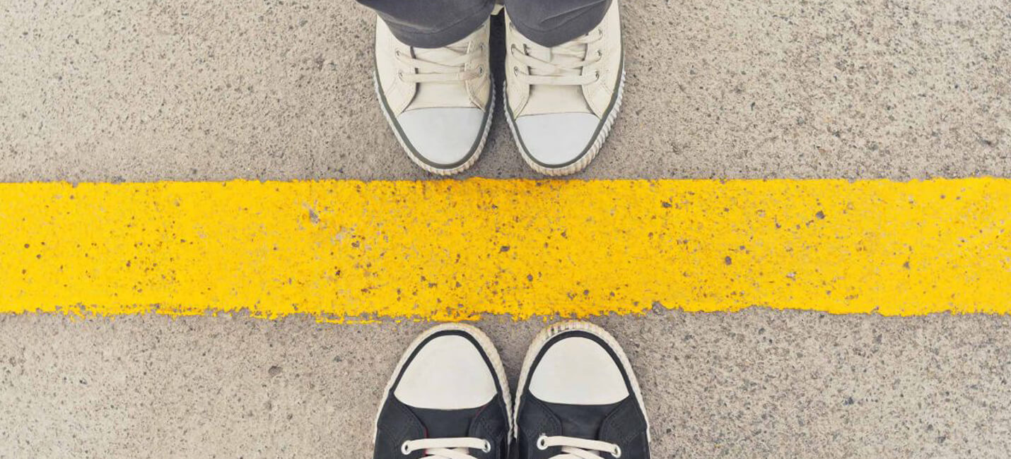 Deux paires de pieds